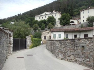 Glavni trg - ulica, ki vodi do izvira Vipave