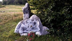 Napis: Sedeminštiridesetim borcem III. bataljona Gradnikove brigade padlim 23.12.1943 pri Škvarču na Javorniku